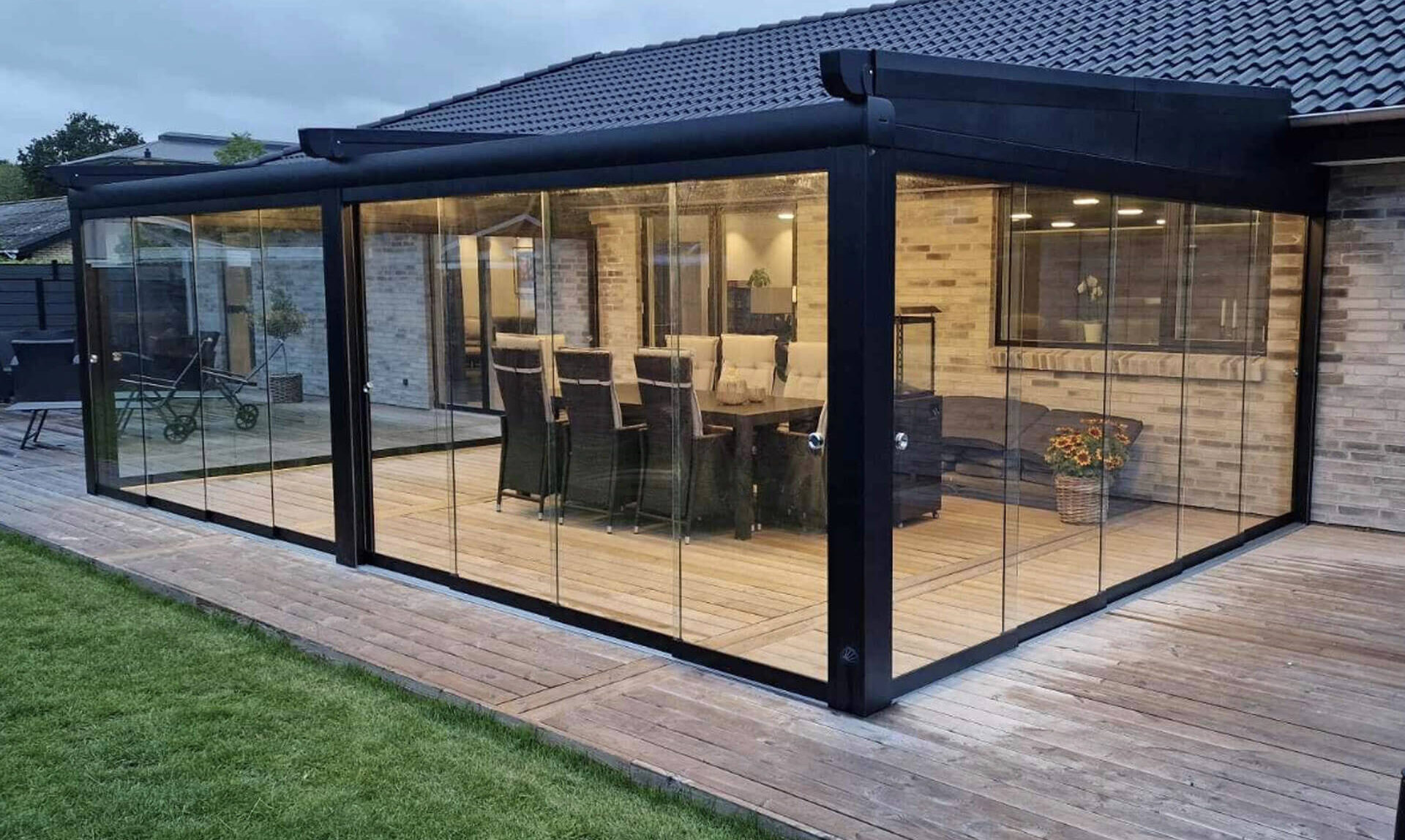 pergola med foldetag og glas med træterrasse